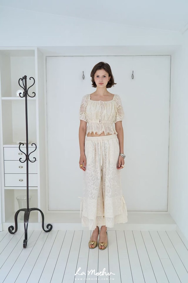 排扣雕花蕾絲上衣